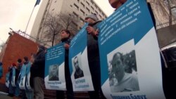 У Києві активісти вимагають офіційних переговорів щодо звільнення всіх «в’язнів Кремля» – відео У Києві активісти вимагають офіційних переговорів щодо звільнення всіх «в’язнів Кремля» – відео