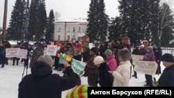 Участники митинга против вырубки деревьев на Алтае