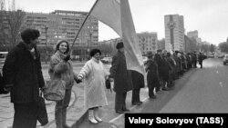Живий ланцюг на вулицях міста Києва з нагоди святкування історичного Акту Соборності України. 21 січня 1990 року