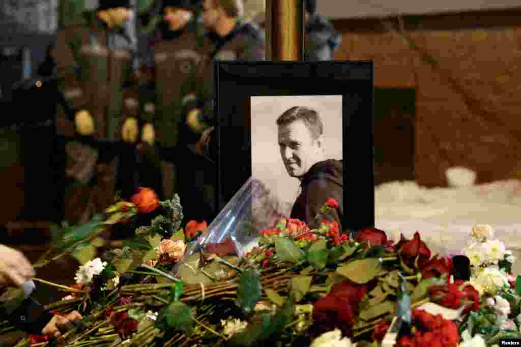 Алексей Навальный, по информации российских властей, умер в колонии "Полярный волк" в ЯНАО 16 февраля. В заключении о его смерти сказано, что политик скончался от естественных причин. Сторонники Навального считают, что его убили. За время своего заключения он больше 300 дней провёл в ШИЗО.  На похороны Навального в Москве 1 марта пришли десятки тысяч людей.