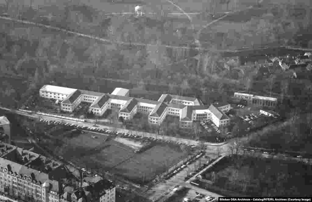 RFE avea sediul în acest complex, lângă parcul English Garden din München.RFE transmitea în statele europene comuniste. Radio Liberty (RL), o entitate soră, a fost înființată pentru a transmite în Uniunea Sovietică, în 1953.