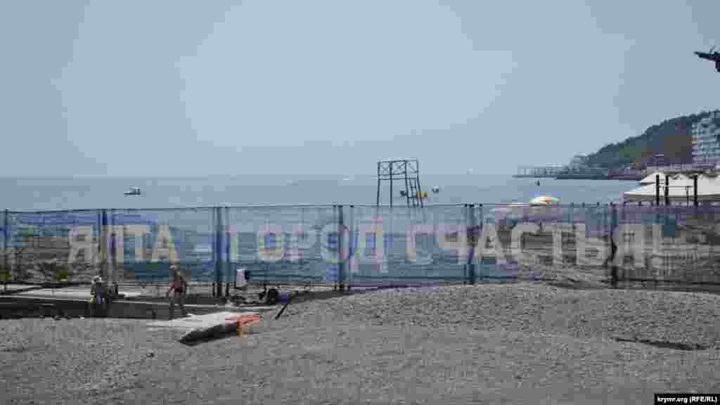 Одна из главных причин, почему Ялта привлекает отдыхающих – это, конечно, Черное море