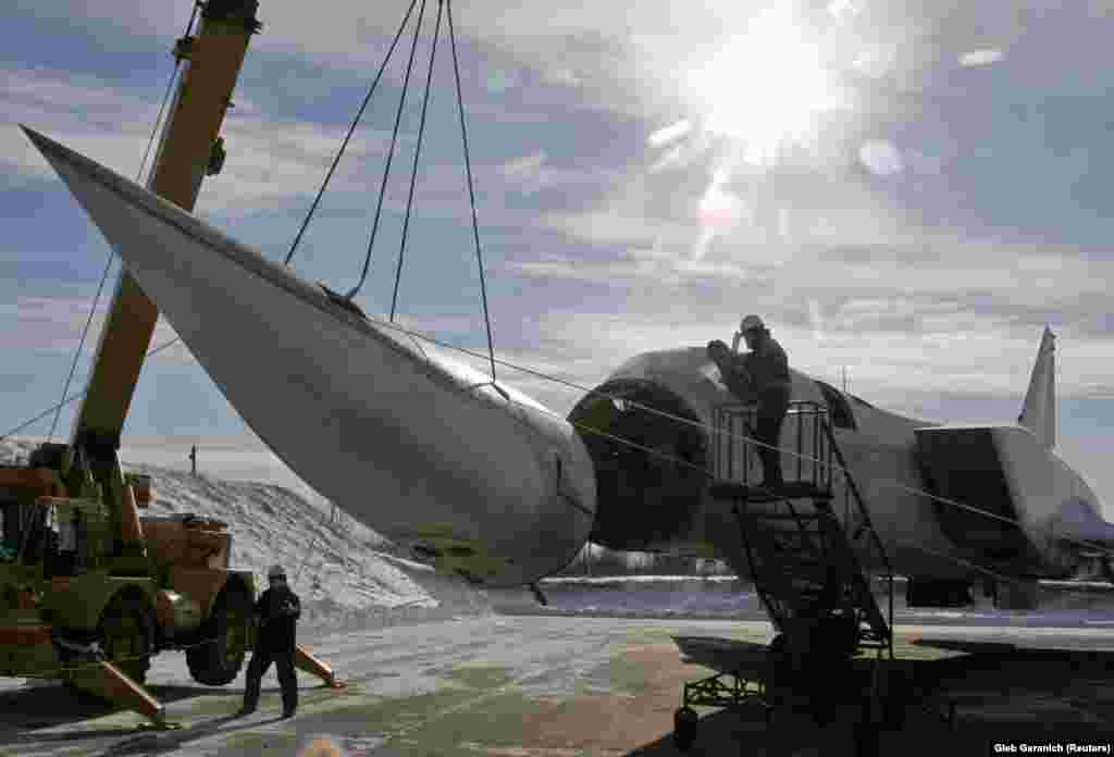 Українські фахівці розрізали останній стратегічний бомбардувальник Tу-22M3 неподалік від Полтави, 27 січня 2006 року. Після розпаду СРСР Україна успадкувала 60 надзвукових бомбардувальників Ту-22 і 423 надзвукові крилаті протикорабельні ракети Х-22 «Буря»  