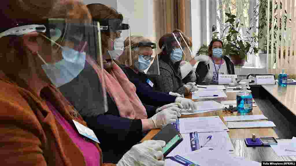 Люди з симптомами, схожими на COVID-19, можуть прийти на дільниці після 15.00 – вони голосуватимуть окремо від інших