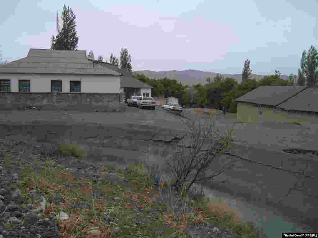 Наҳре ки Тоҷикистону Қирғизистон дар ин русто ҷудо мекунад