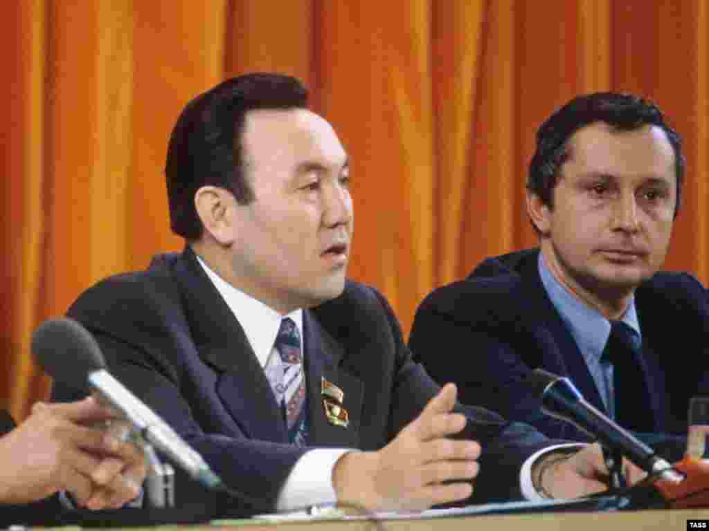 24 апрели соли 1990 Шӯрои олии Қазоқистон қонун дар бораи таъсиси мансаби президентиро қабул кард. Дар ин рӯз Шӯрои олӣ ба мансаби олии кишвар Нурсултон Назарбоеви  49-соларо интихоб кард. Дар акс Нурсултон Назарбоев (аз чап) ҳангоми нишасти матбуотии ҳайати Қазоқистон дар Маскав соли 1981.