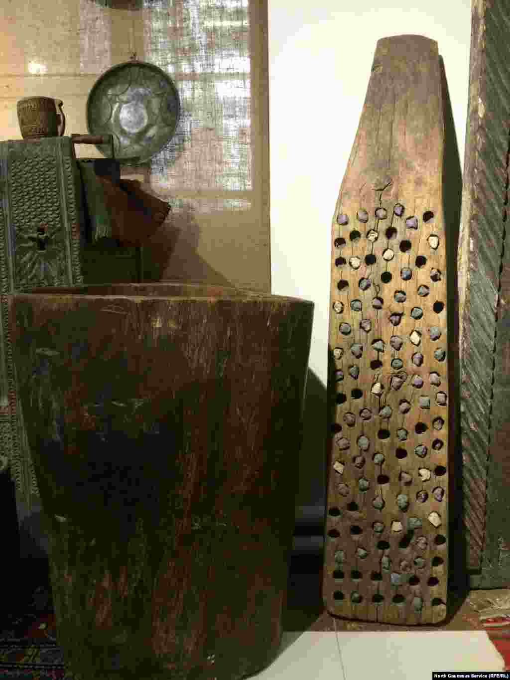 Слева – мера для зерна, справа – молотильная доска