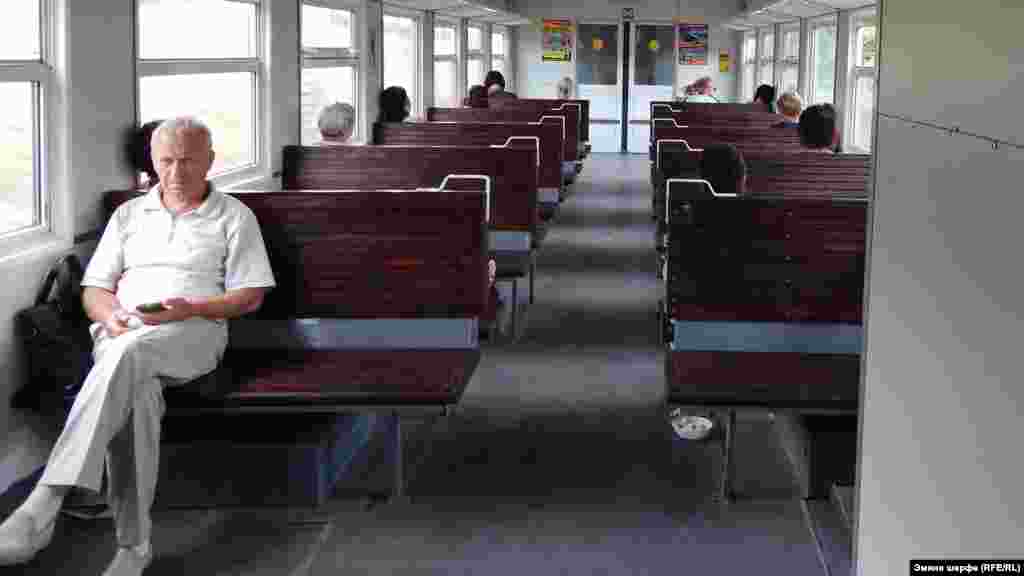  Вагони напівпорожні – на кожного пасажира припадає по дві лавки