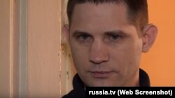 Богдан Пантшенко під час приїзду представника ОБСЄ Тоні Фріша до донецького СІЗО. Візит знімав російський журналіст Олександр Сладков (скрін програми «Сладков плюс» на «Россия-1»).