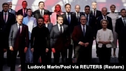 Premierul Poloniei, Donald Tusk, președintele Ucrainei, Volodimir Zelenski, președintele Franței, Emmanuel Macron, premierul Marii Britanii, Keir Starmer, și președinta Comisiei Europene, Ursula von der Leyen, Paris - 27 martie 2025.
