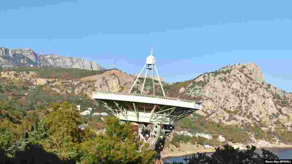 Величезна антена радіотелескопа РТ-22 дивиться в небо, її діаметр – 22 метри