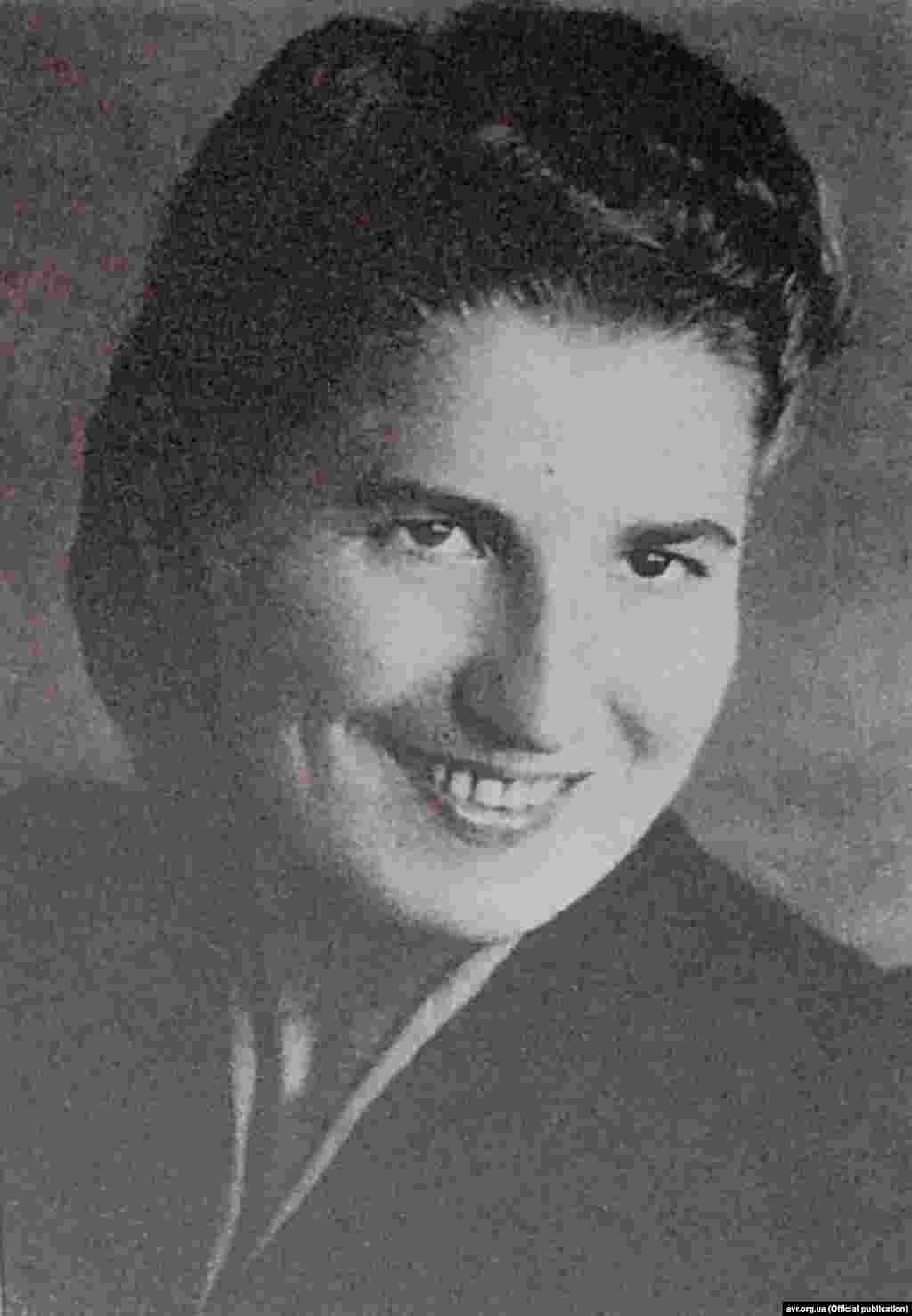 Ірина ТИМОЧКО Псевдо: «НІНА», «ХРИСТЯ» Діяльність: член «Пласту»;  «юначка» ОУН; повітова провідниця Українського червоного хреста на Бірчанщині, а згодом на Бойківщині і Лемківщині; господарчий рефрент у надрайоні «Верховина»; провідниці надрайону ОУН.  ***** Про відвагу Тимочко свідчить епізод, коли вона, залишившись удвох із пораненим товаришем у бою із польськими загонами під Перункою без набоїв, імітувала обстріл, влаштувавши «канонаду»  і звуком пострілів налякавши ворогів.  Коли вона у 1947-му потрапила до польської в'язниці, то про неї говорили: «Хочемо бачити ту дівчину, що стріляє, як сатана, а кулі її минають».