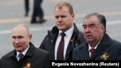 Владимир Путин и Эмомали Рахмон на Красной площади после парада, 9 мая 2021 года