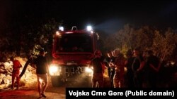 Vojnici gase požar u Crnoj Gori