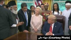 د امریکا ولسمشر ډونلډ ټرمپ په سپینه ماڼۍ کې د مذهبي لږکیانو، احمدي فرقې یو پاکستانی وګړی اوري. ۲۰۱۹ز کال ۱۸م جولای