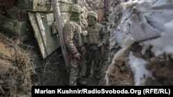 Украинские военные на позициях в районе Авдеевки (Донецкая область)