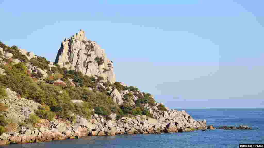 Ця скеля має поетичну назву «Крило лебедя»