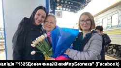 Наталя Шило (посередині) після повернення з полону