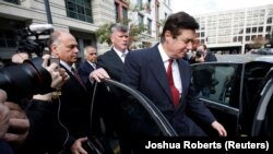 Пол Манафорт покидает суд
