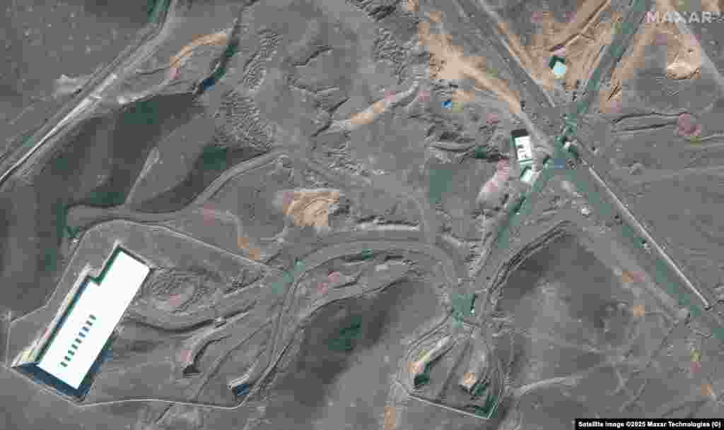 Kamionë dhe buldozerë shihen pranë hyrjes së objektit nëntokësor në Fordo, përpara sulmit. Irani pretendoi se kishte larguar materialin nga Fordo dhe objektet e tjera të përpara se të sulmoheshin.