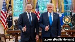 Дональд Трамп (праворуч) і Кароль Навроцький у Овальному кабінеті, ілюстраційне фото