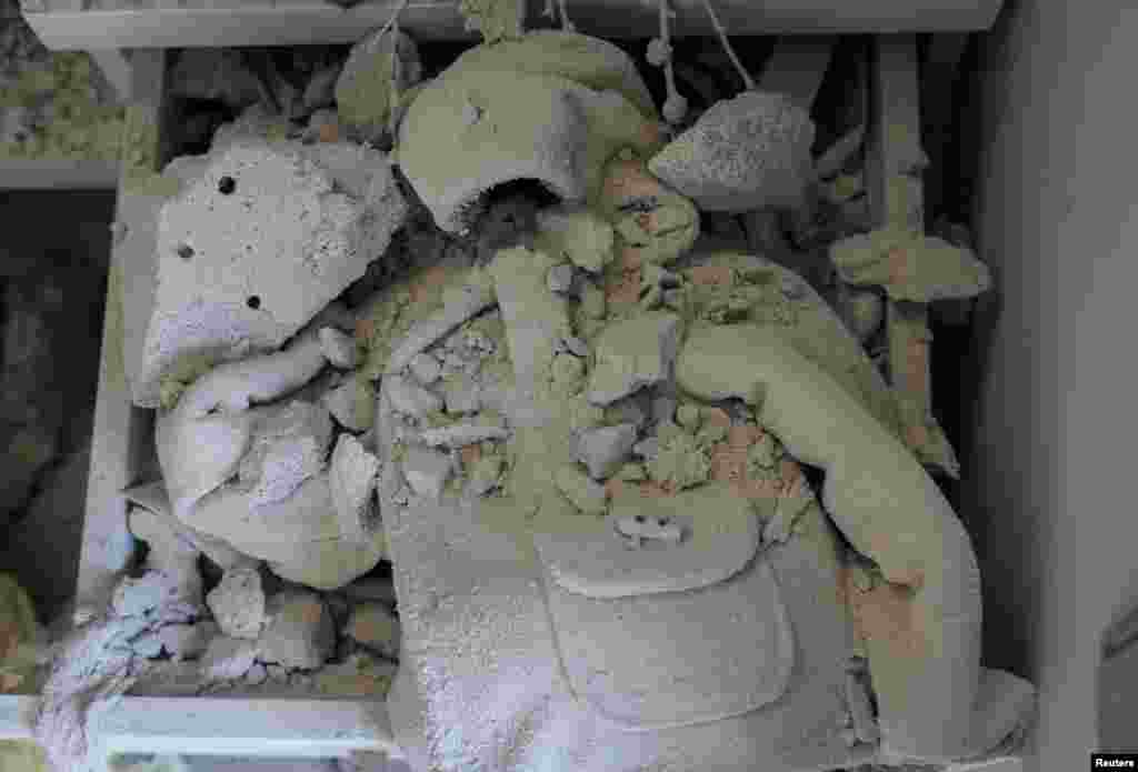 Дитячий одяг, вкритий пилом та уламками, в атакованому житловому будинку у Скнилові. Львівщина, 21 серпня 2025 року