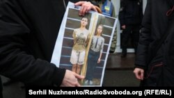 Захист Яни Дугарь каже, що вона принаймні на 10 сантиметрів вища за «розвідницю» на відео, а МВС заявляють, що це нічого не означає