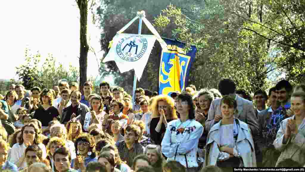 На одному із пісенних майданчиків неподалік від стадіону в Чернівцях, де проходив фестиваль. «Червона рута» була потужною культурною революцією, яка в очах і вухах тих, хто там був, знищила комплекс національної неповноцінності» – так оцінює цей фестиваль Кирило Стеценко, скрипаль і співорганізатор першого фестивалю «Червона рута»