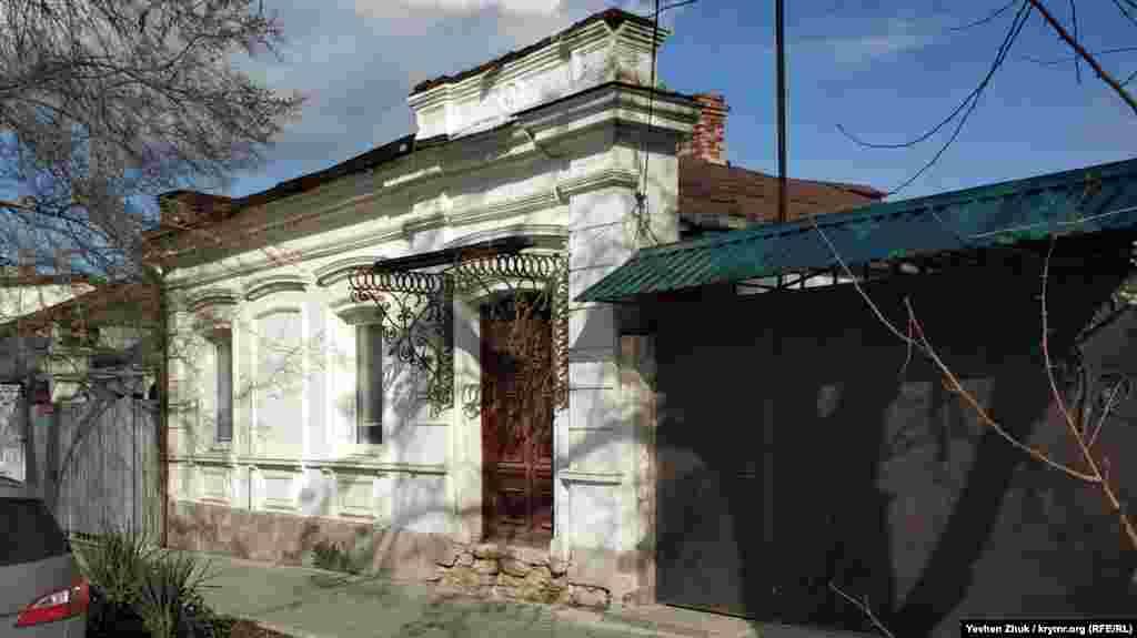 Трохи далі – будинок №53. У документах зазначено, що побудований він у 1925 році, але деякі деталі архітектури – той же портик – підказують: сталося це ще раніше. На портику глибокі тріщини, але він ще тримається. Колись на вулиці був ґанок, а зараз вхідні двері, якими, швидше за все, не користуються, наче зависли у повітрі