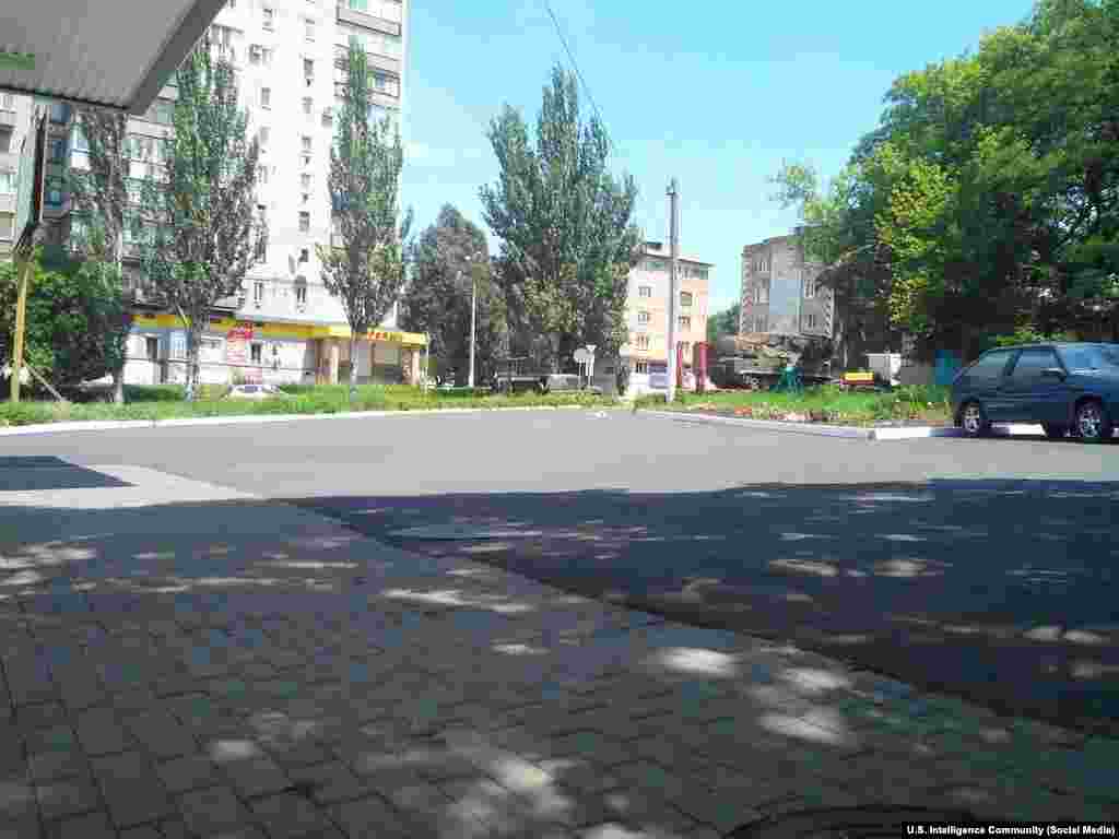 Акси нашршуда дар як шабакаи иҷтимоӣ гӯё ҳаракати мушакандози "Бук" ба самти Русия аз тариқи шаҳри Краснодонро нишон медиҳад. Мақомоти амрикоӣ ин аксро рӯзи 22 июл нашр карданд. "The Washington Post" менависад, ки ин акс даст доштани Русия дар ҳамла ба ҳавопаймои Малайзияро, ки 298 кушта ба ҷо гузошт, нишон медиҳад. 