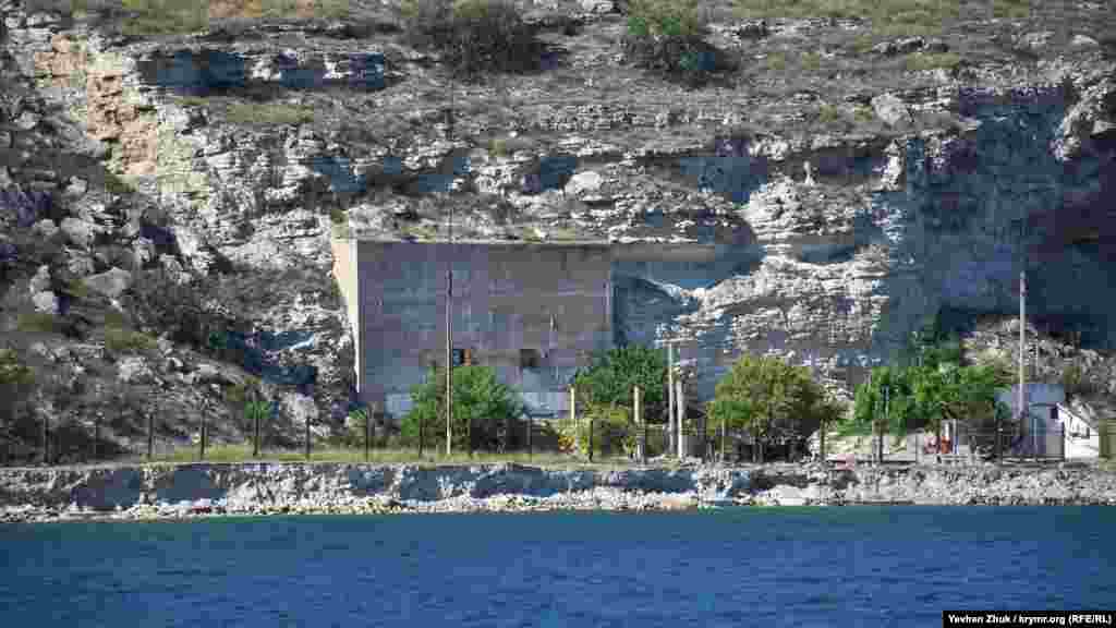 Штольні Сухарної балки. У районі бухти Голландія є близько 80 підземних казематів, в яких зберігаються боєприпаси – флотський арсенал