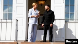 Prim-ministra daneză Mette Frederiksen îl întâmpină pe Volodimir Zelenski la Marienborg, lângă Copenhaga, la 3 septembrie 2025.