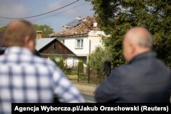 Localnici din satul Wyryki privesc daunele cauzate de prăbușirea unei drone rusești.