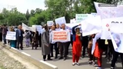 "Тазоҳурот" дар назди сафорати Эрон дар Душанбе (бидуни шарҳ) "Тазоҳурот" дар назди сафорати Эрон дар Душанбе (бидуни шарҳ)