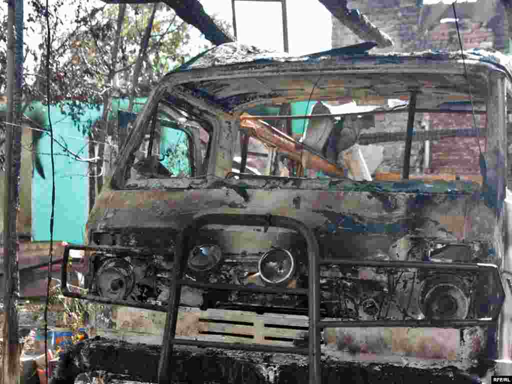 Scene of destruction in Osh's ethnic Uzbek Cheremushky neighborhood -