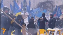 "Сангарҳои зинда"-и тазоҳургарон дар Киев "Сангарҳои зинда"-и тазоҳургарон дар Киев