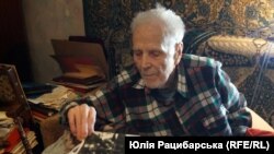 Дніпрянин Павло Демченко зі світлинами часів Голодомору 1932–33 років із домашнього архіву