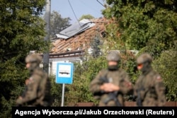 Вирики-Полод, Польща. 10 вересня 2025 року. Військові стоять біля будинку, по якому за даними місцевої влади влучив дрон чи його уламки під час порушення повітряного простору країни російськими дронами