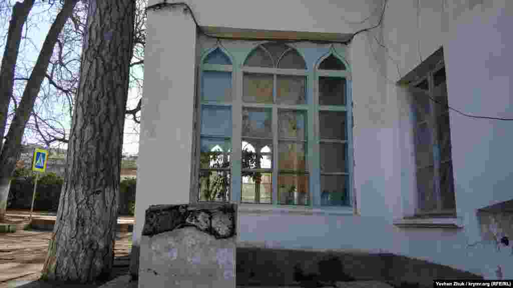 В архівних документах про планування садиби повідомляється: «Нижній поверх ‒ довжина 21, ширина 7, висота 3 сажні. Кімнат із сінями ‒ 17, серед них у двох вітальнях підлоги штучні горіхового дерева, під лаком, а в інших – із соснових дощок, дверей вхідних внутрішніх і вихідних ‒ бічних стулчастих фільонових ‒ 18; скляних ‒ 2; простих ‒ 3; печей із кахлю ‒ 12; камін ‒ 1». На другий поверх вели дерев'яні сходи з точеними фігурними балясинами