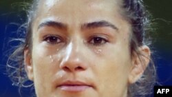 Баъди бурдани нишони тилло ашк аз чашмони Маҷлинда Келмендӣ ҷорӣ шуд