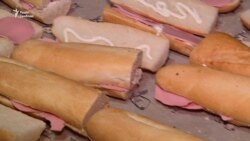 Волонтери готують їжу для бездомних Волонтери готують їжу для бездомних