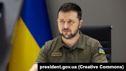 На Донбасі – «постійні авіаційні удари, артилерійські і ракетні обстріли», заявив президент
