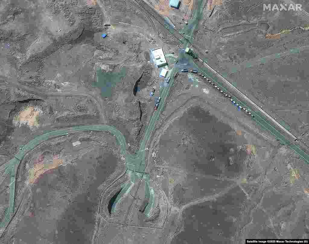 Kamionë transportues shihen të pozicionuar pranë hyrjes së objektit në Fordo më 19 qershor, përpara sulmit.