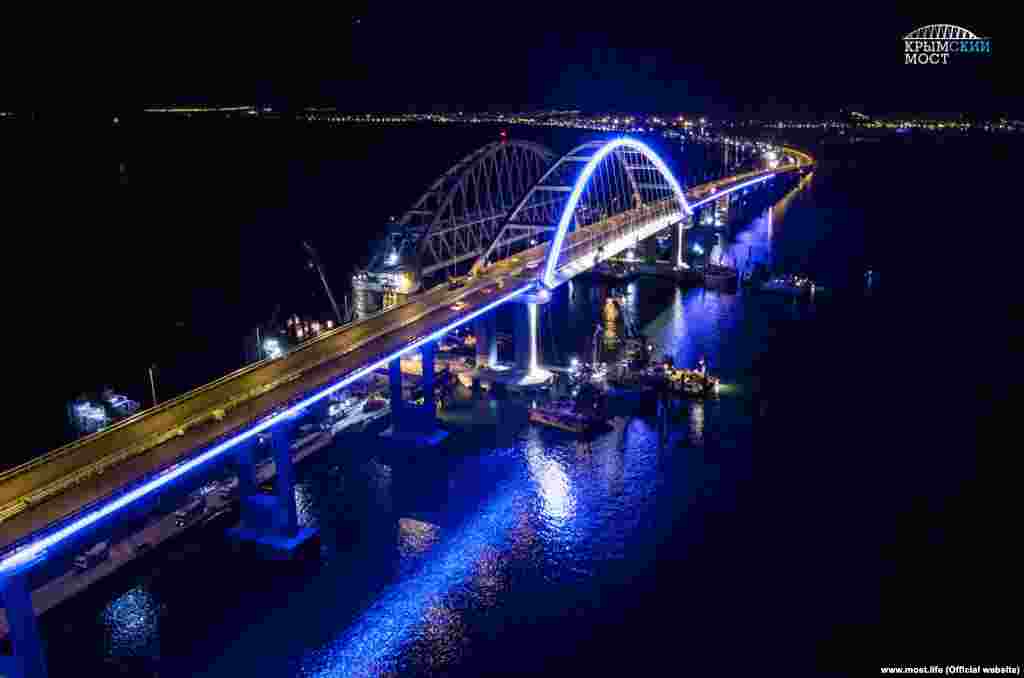 A test of the bridge's lighting