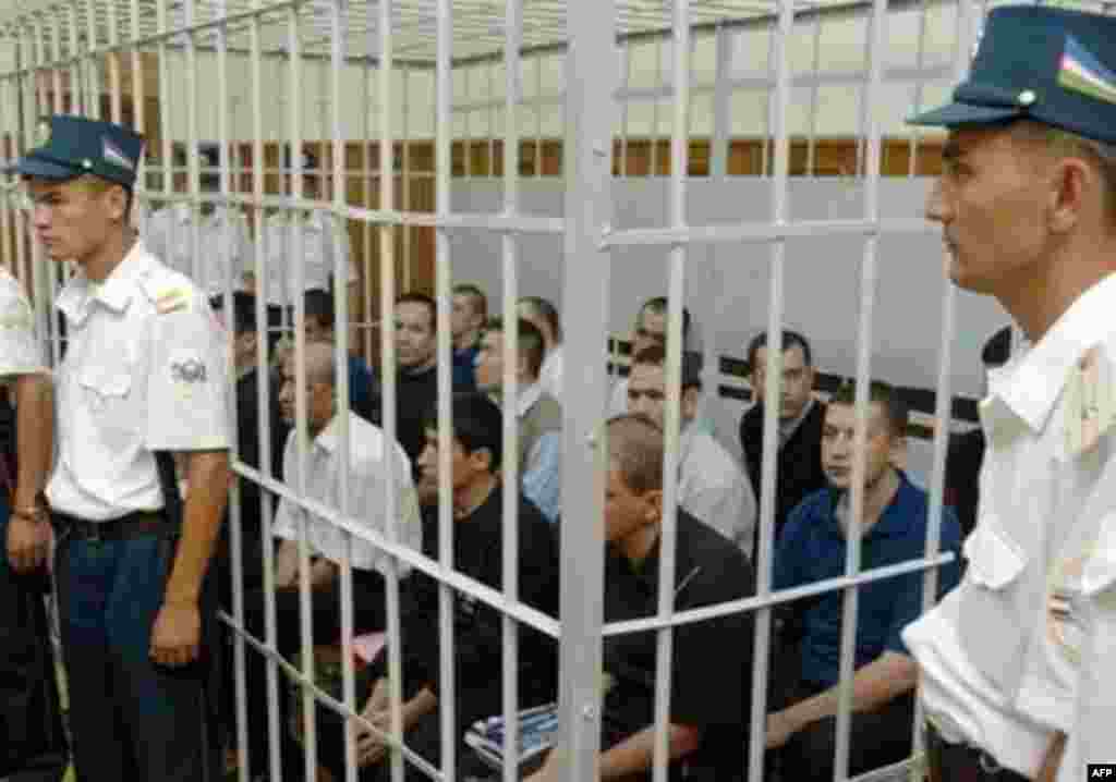 Правительство в Ташкенте отправило за решетку десяток людей, что представители ООН и западные правозащитники назвали "показательным процессом", нарушающим все принятые нормы юриспруденции.