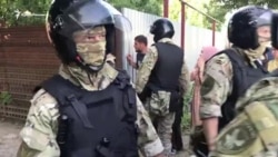 Російські силовики провели обшуки в будинках кримчан, затримано шість осіб. Кадри з місць подій (відео) Російські силовики провели обшуки в будинках кримчан, затримано шість осіб. Кадри з місць подій (відео)