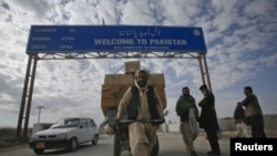 Kaplan argues that because the two countries lack a natural border, the fates of Pakistan and Afghanistan are inextricably intertwined.