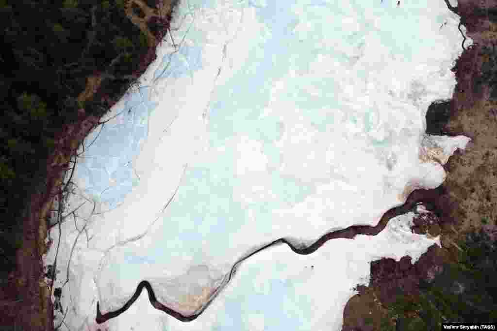 Ледник и источники под ним – уникальный источник воды для этой местности