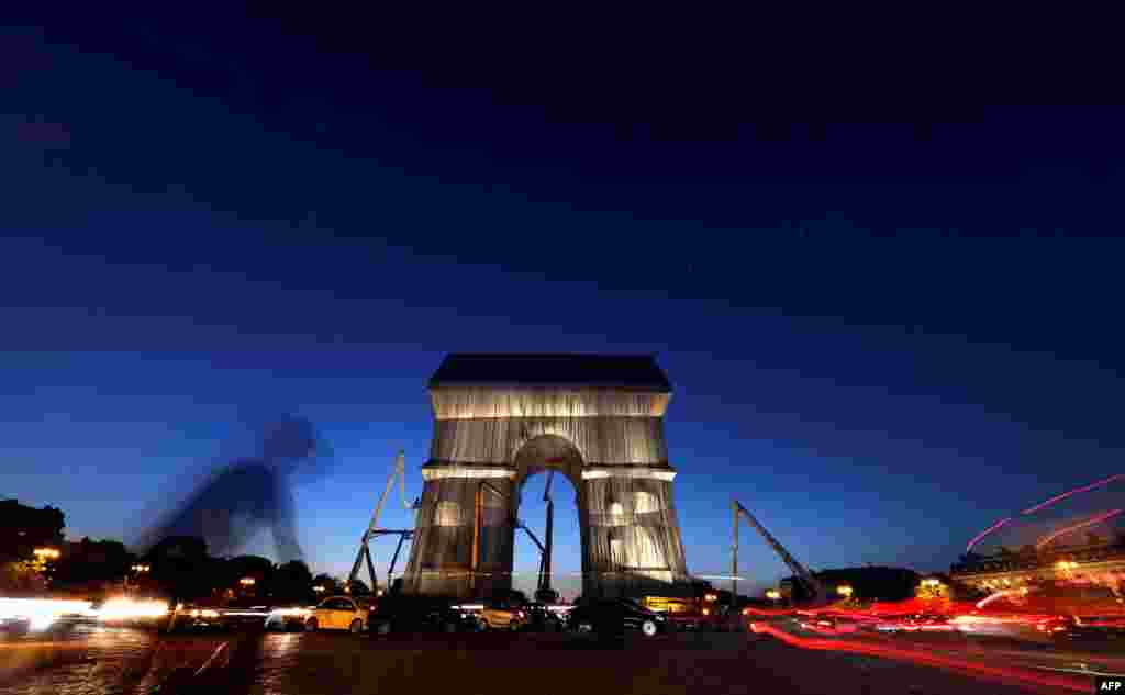 Когато пристига в Париж, Кристо наема малка стая близо до Триумфалната арка. Още тогава е запленен от величествения монумент. 