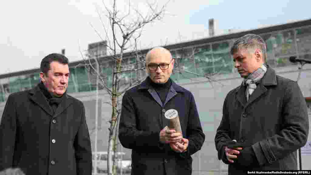 Зліва направо: секретар РНБО Олексій Данілов, президент МАУ Євгеній Дихне та Міністр закордоних справ Вадим Пристайко